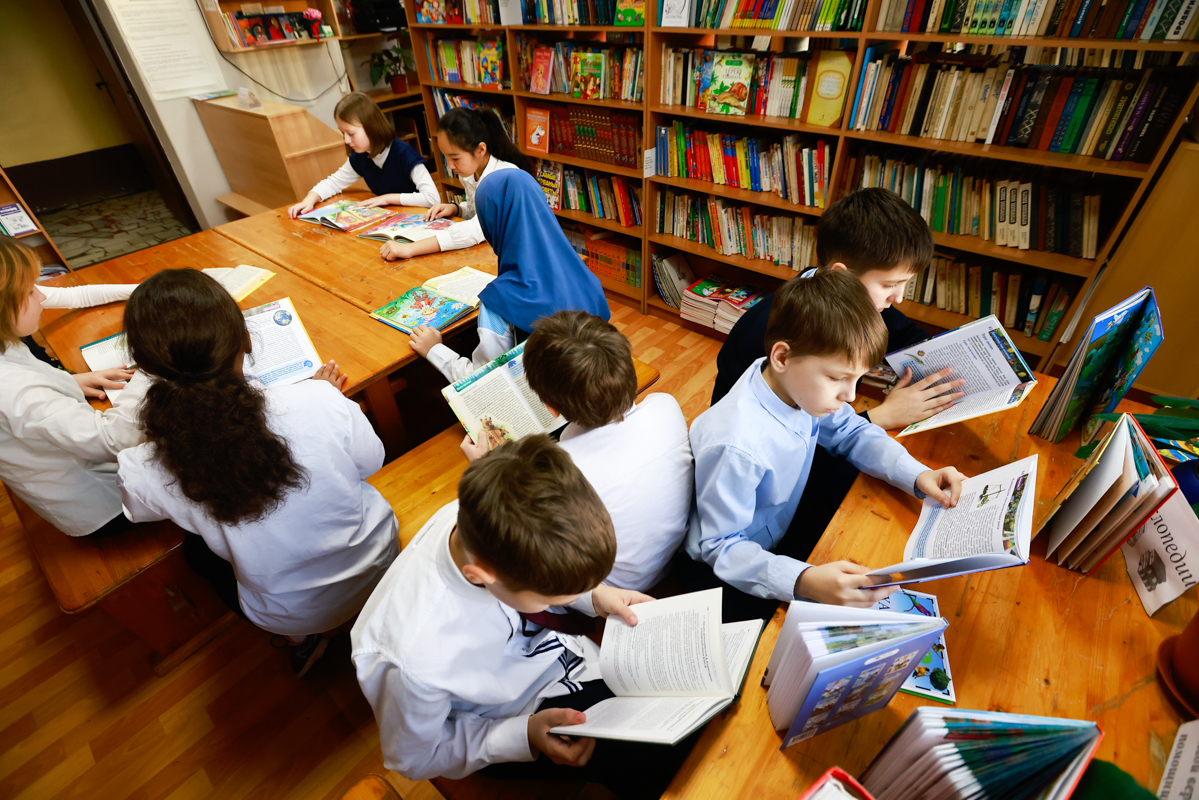 Татарстан передал школам регионов более 17 тысяч учебников татарского языка