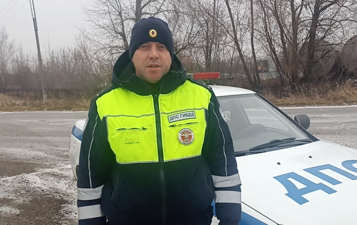 В Татарстане автоинспектор спас пенсионерку от аферы мошенников