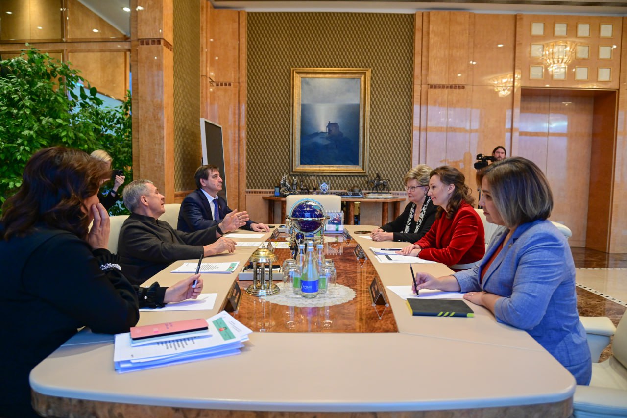 Минниханов обсудил с Анной Кузнецовой меры поддержки участников СВО