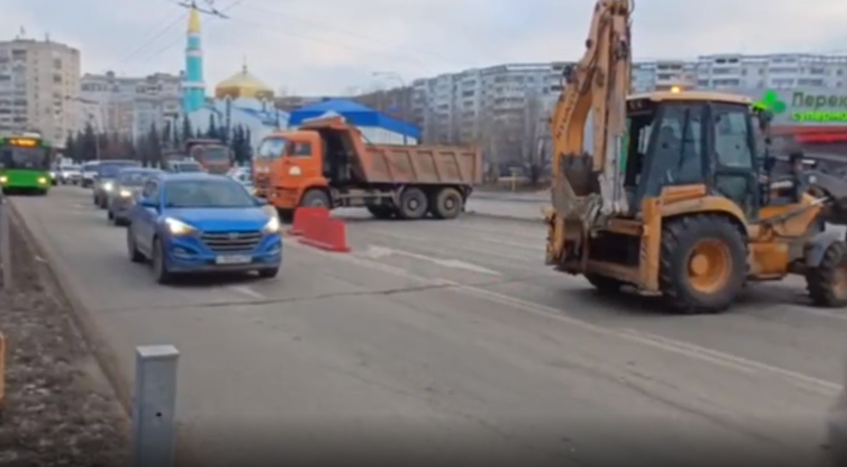 В Казани заделали огромную дыру на Фучика