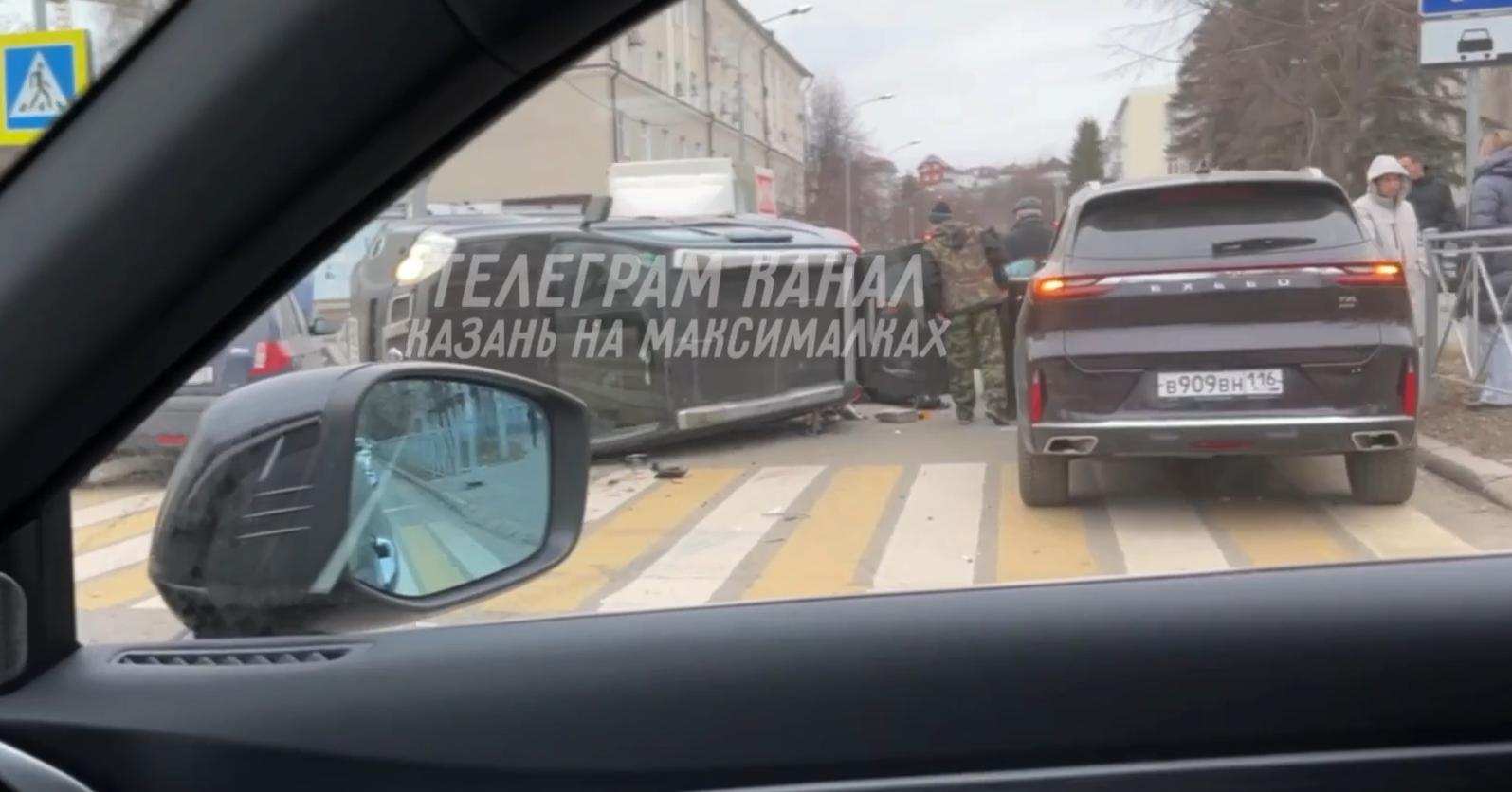 В ДТП с опрокинувшимся в Казани внедорожником Nissan пострадали два человека