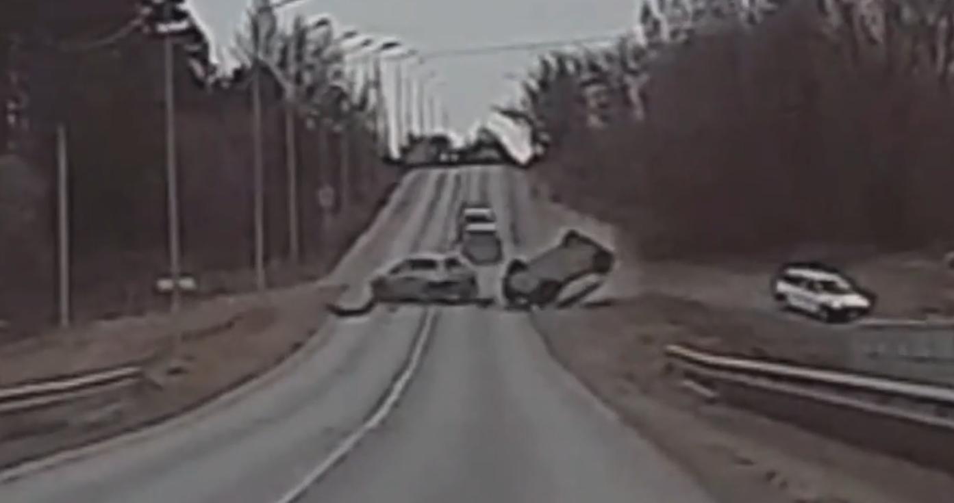 Женщина на Lada XRAY в Казани устроила ДТП с переворотом при выезде с обочины
