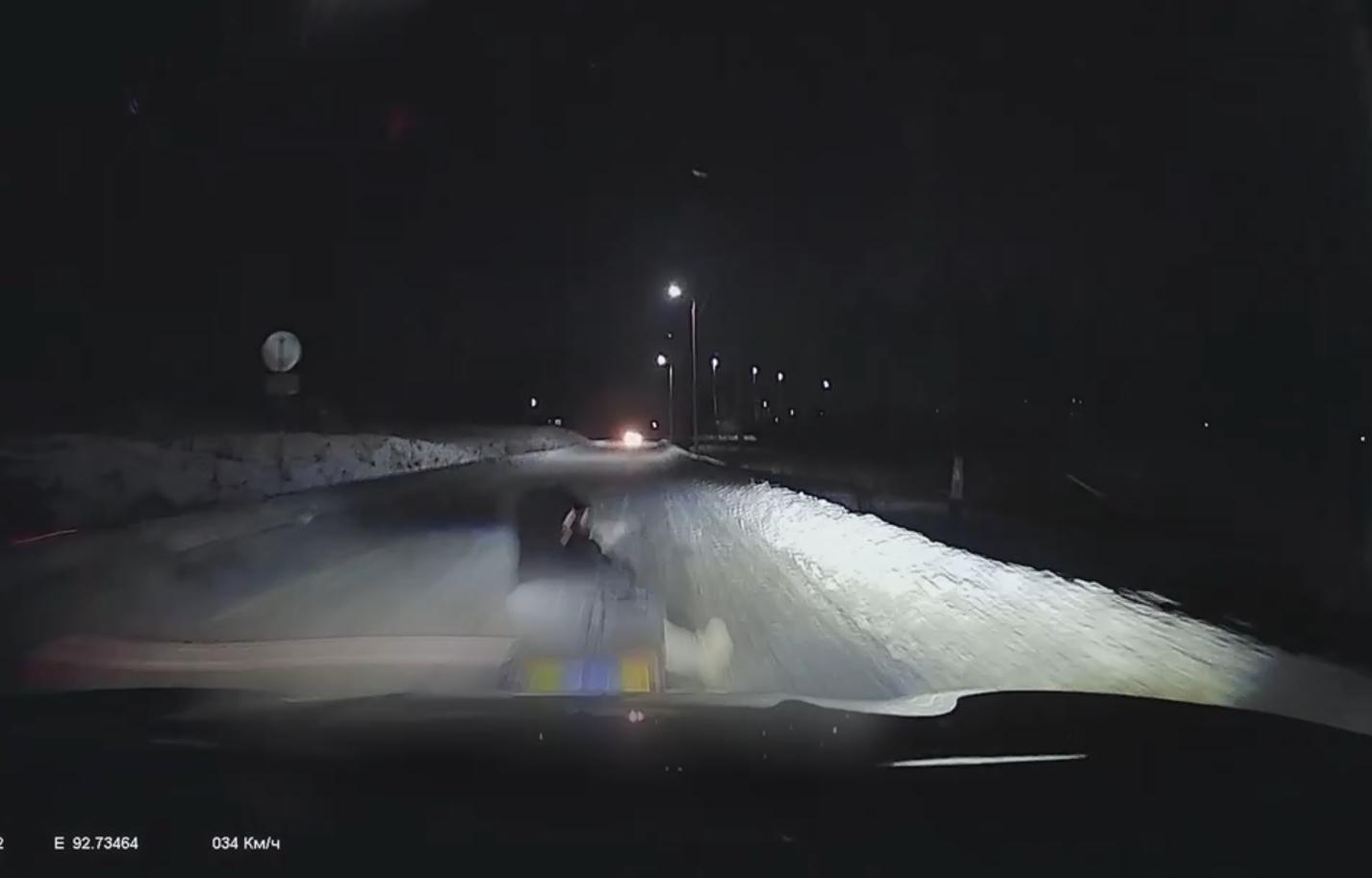 В Красноярске 17-летняя девушка погибла, катаясь на привязанном к авто тюбинге