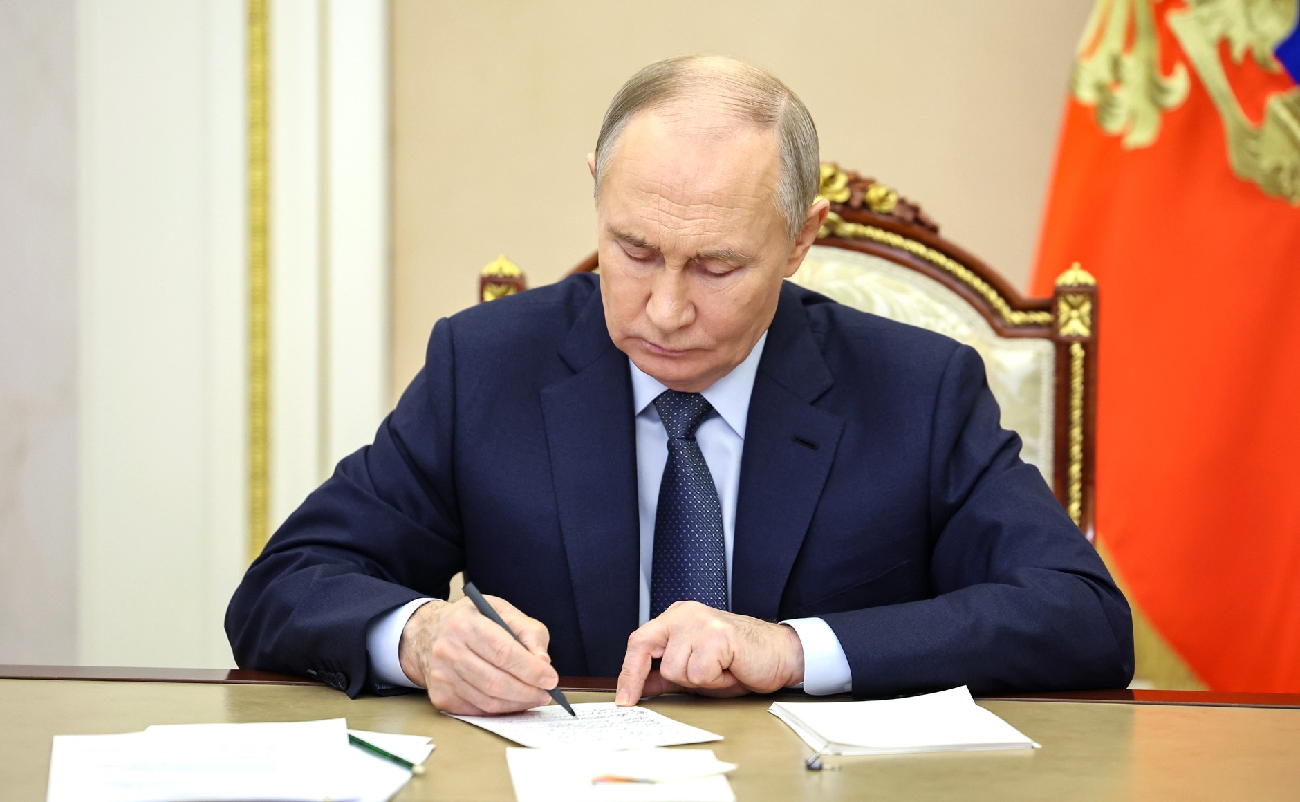 Путин заявил, что поручит разработать порядок оказания помощи бездомным