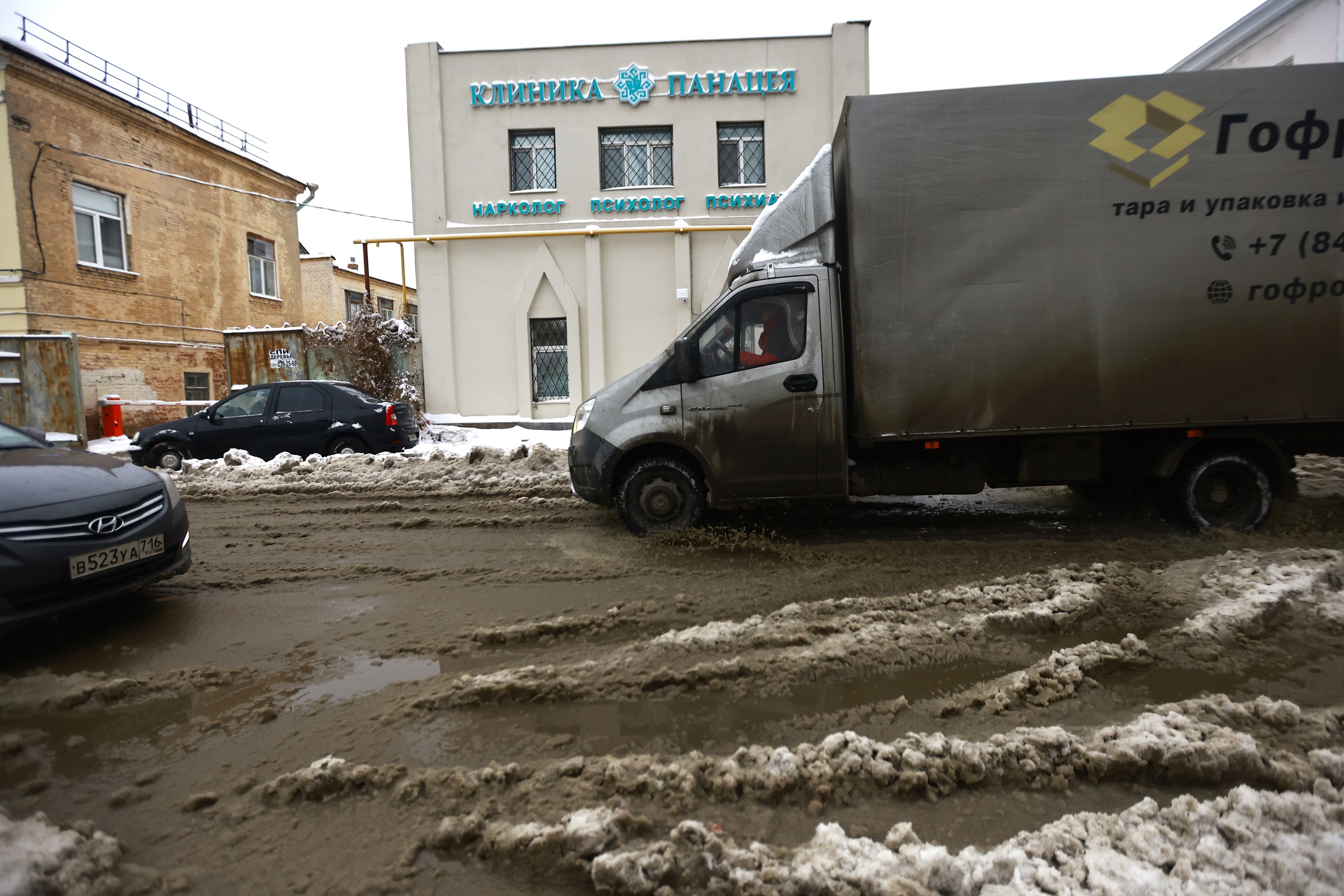 С улицы Глушко в Казани эвакуировали «КАМАЗ», который мешал проехать автобусу