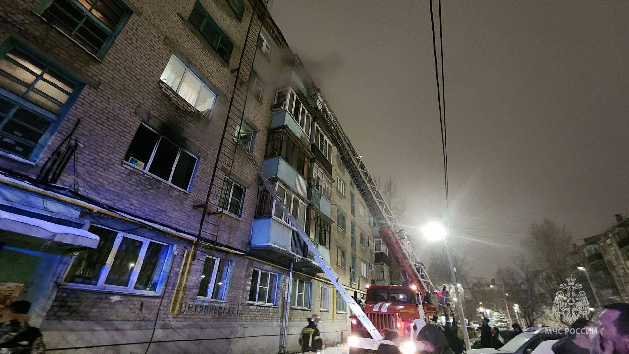 В Казани из пожара в доме на улице Октябрьской спасли 15 человек