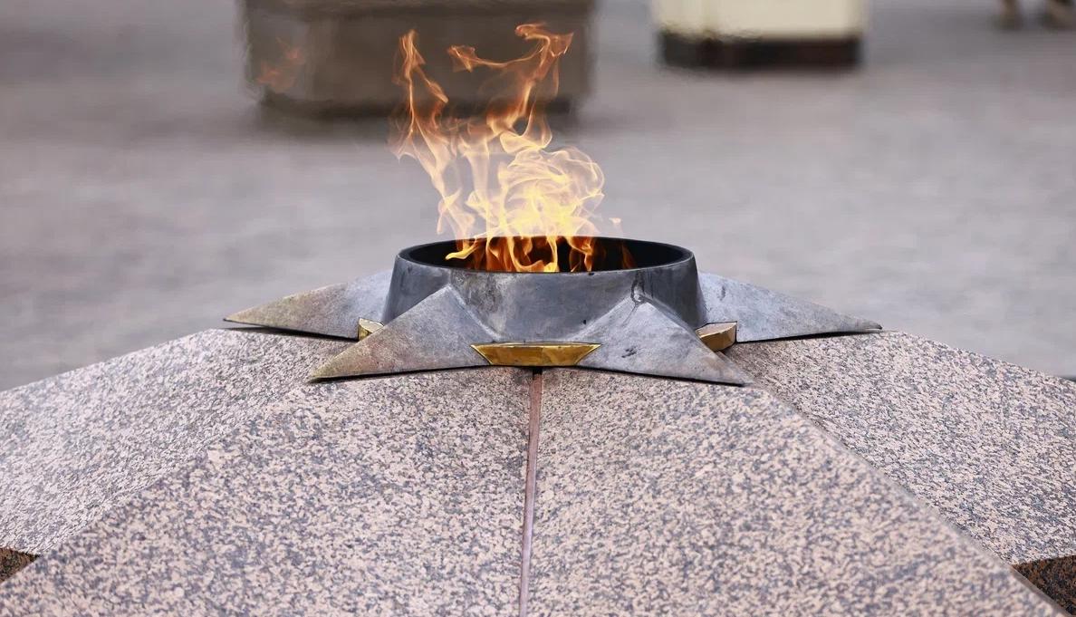 Подросток в Казани снегом потушил Вечный огонь в парке Победы