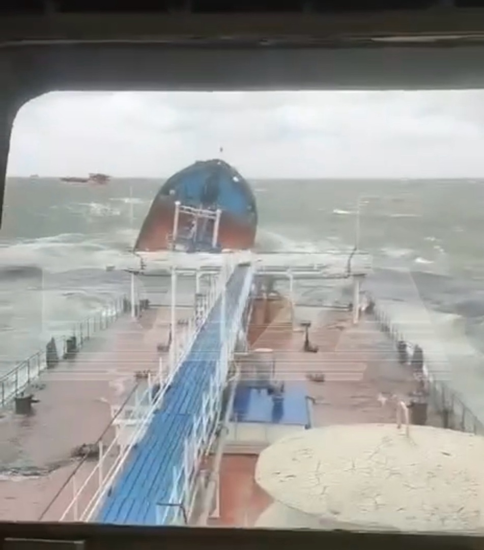 Спасатели эвакуировали 13 моряков с потерпевшего крушение танкера в Керчи