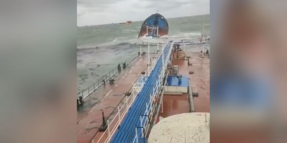 Крушение танкеров в Керченском проливе могло произойти из-за ошибки экипажа