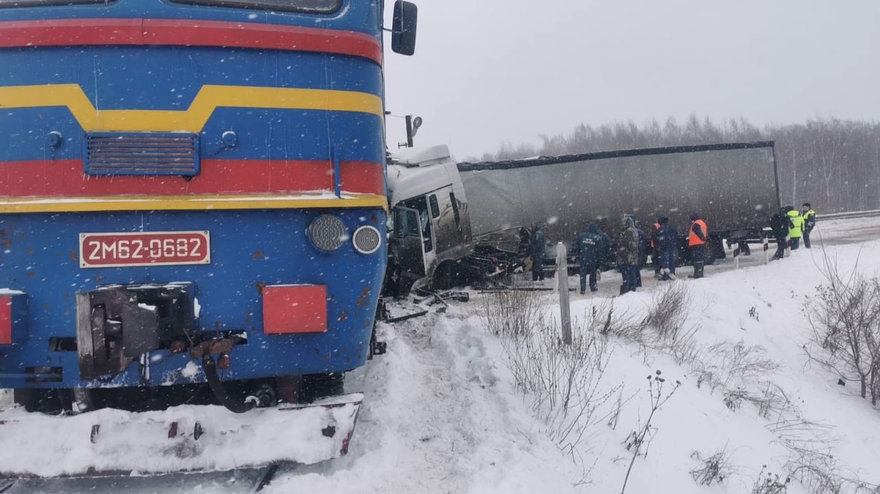 Грузовик врезался в поезд в Альметьевском районе