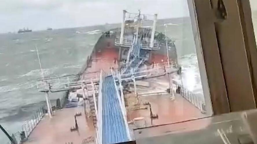 Экипаж второго попавшего в шторм танкера в Керченском проливе эвакуирован