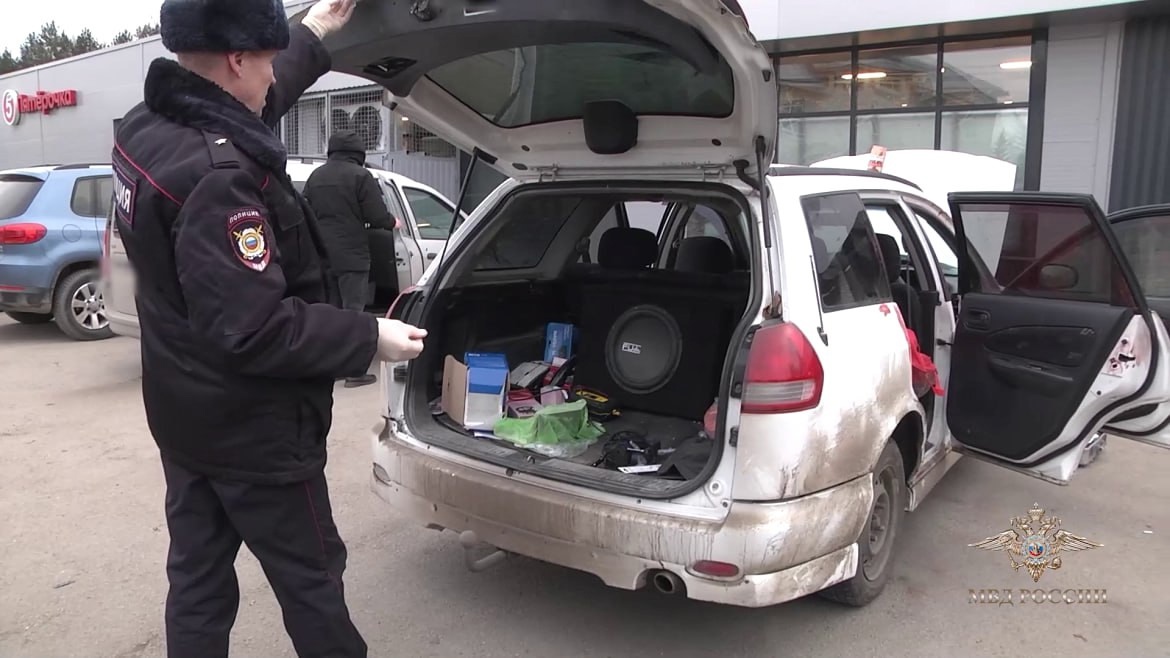 Полицейские в Казани выявили мобильную сим-ферму зарубежных мошенников