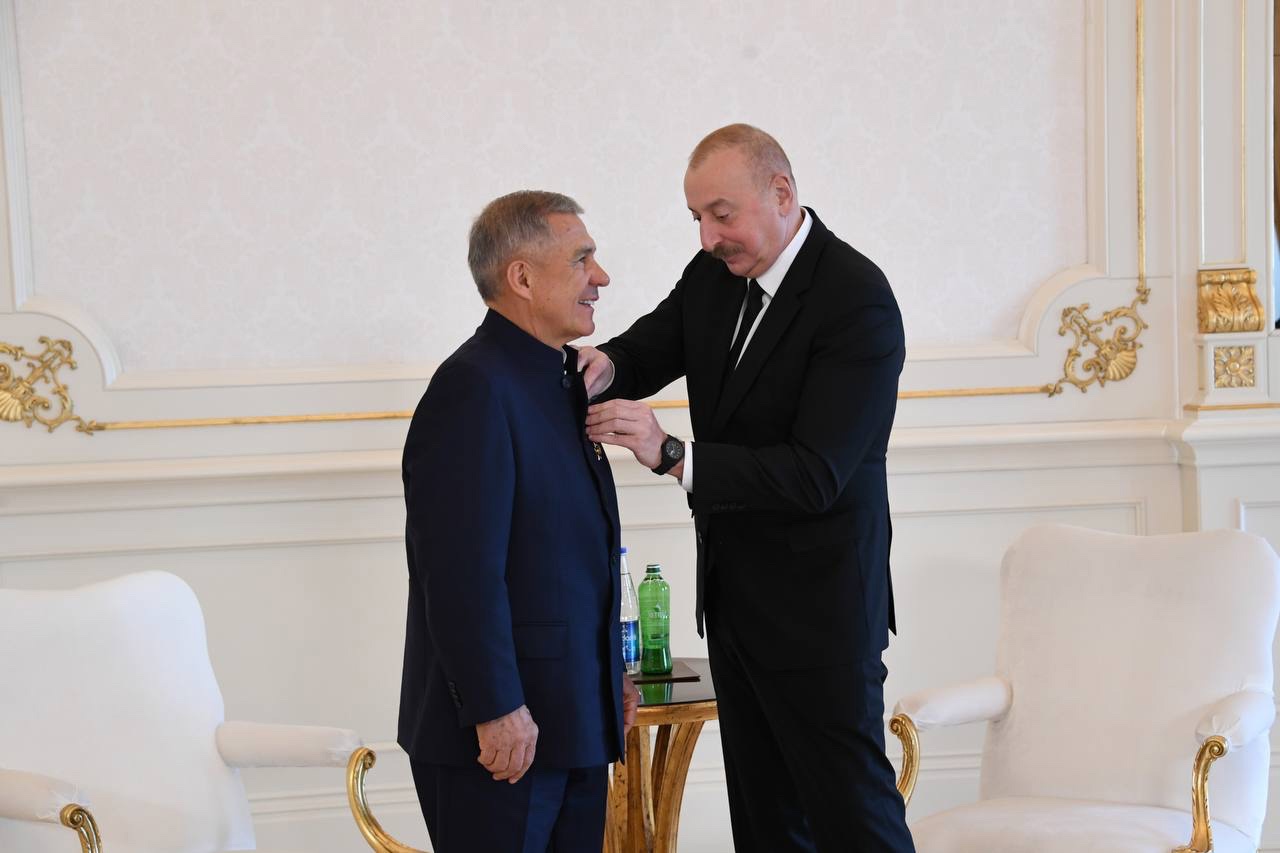 Президент Азербайджана наградил Минниханова орденом «Достлуг»