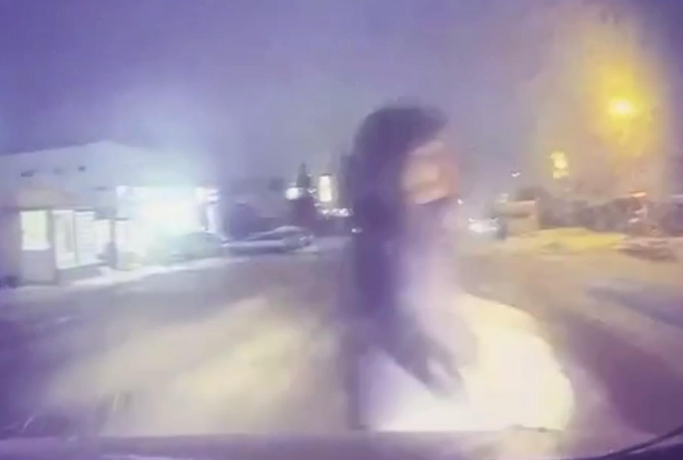 Ослепленный фарами водитель сбил женщину в Казани и едва не наехал на парня
