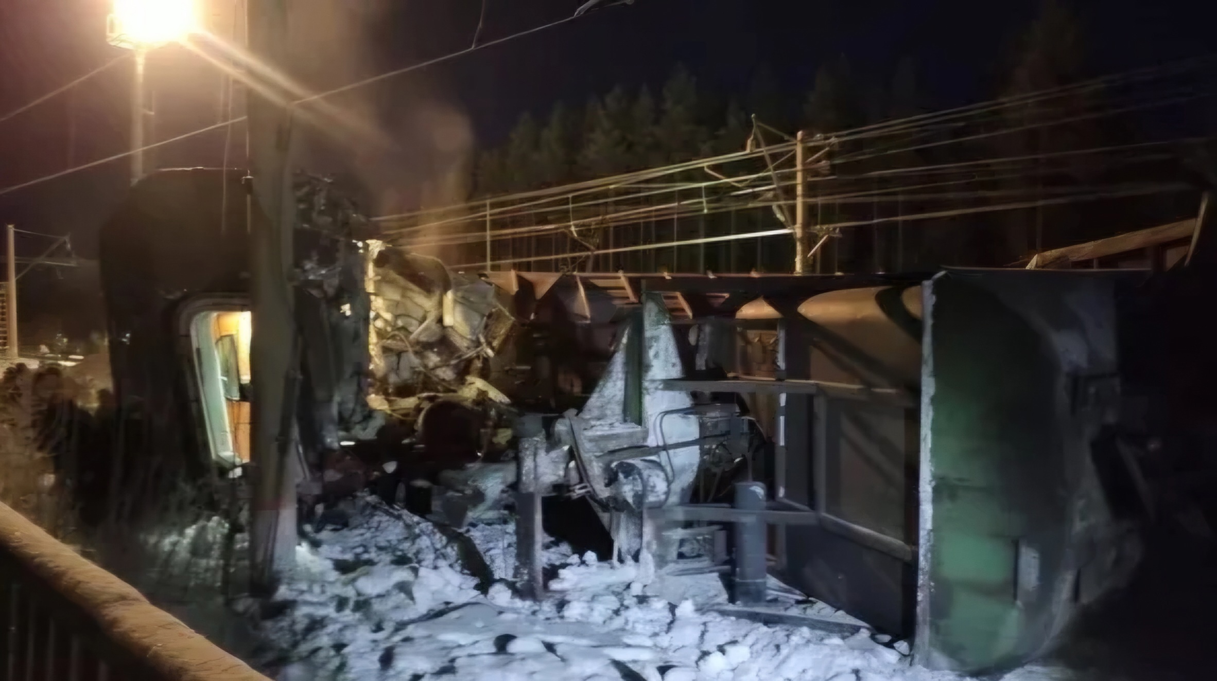 Поезд Мурманск — Санкт-Петербург столкнулся с грузовым составом