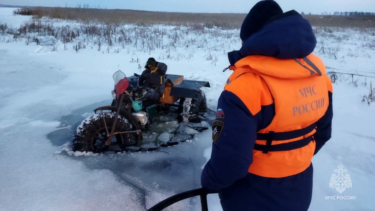 Болотоход провалился под лед в Татарстане