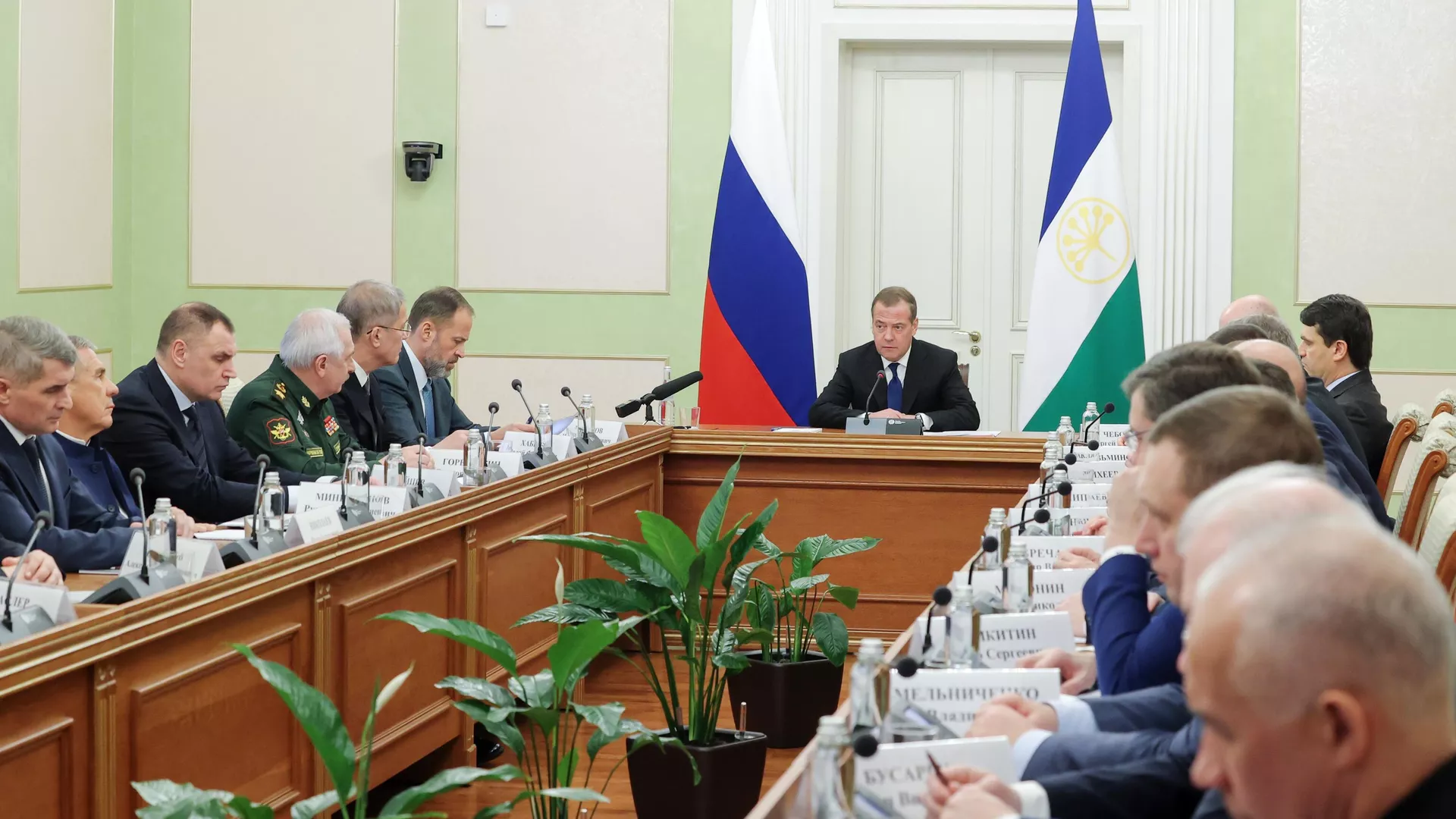 Почти полмиллиона россиян заключили контракт с Минобороны, заявил Медведев
