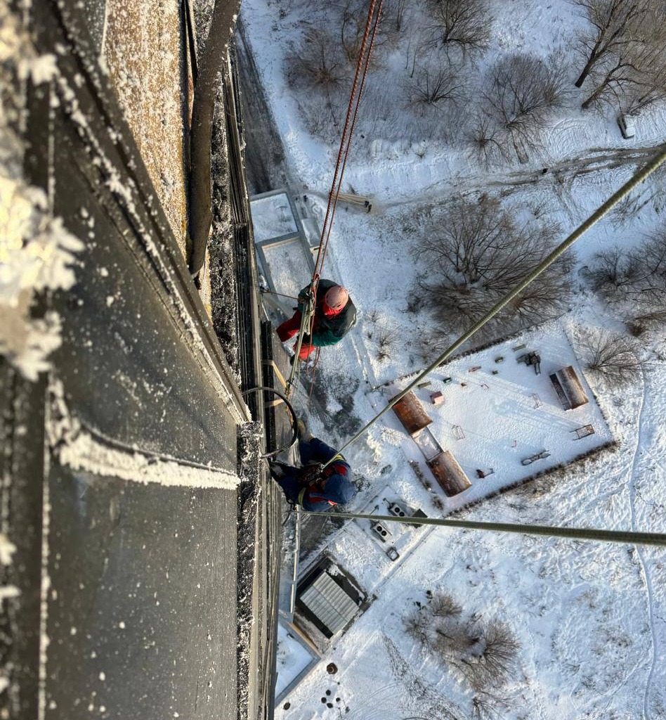 В Казани убирают опасные конструкции с высотки, куда попал дрон