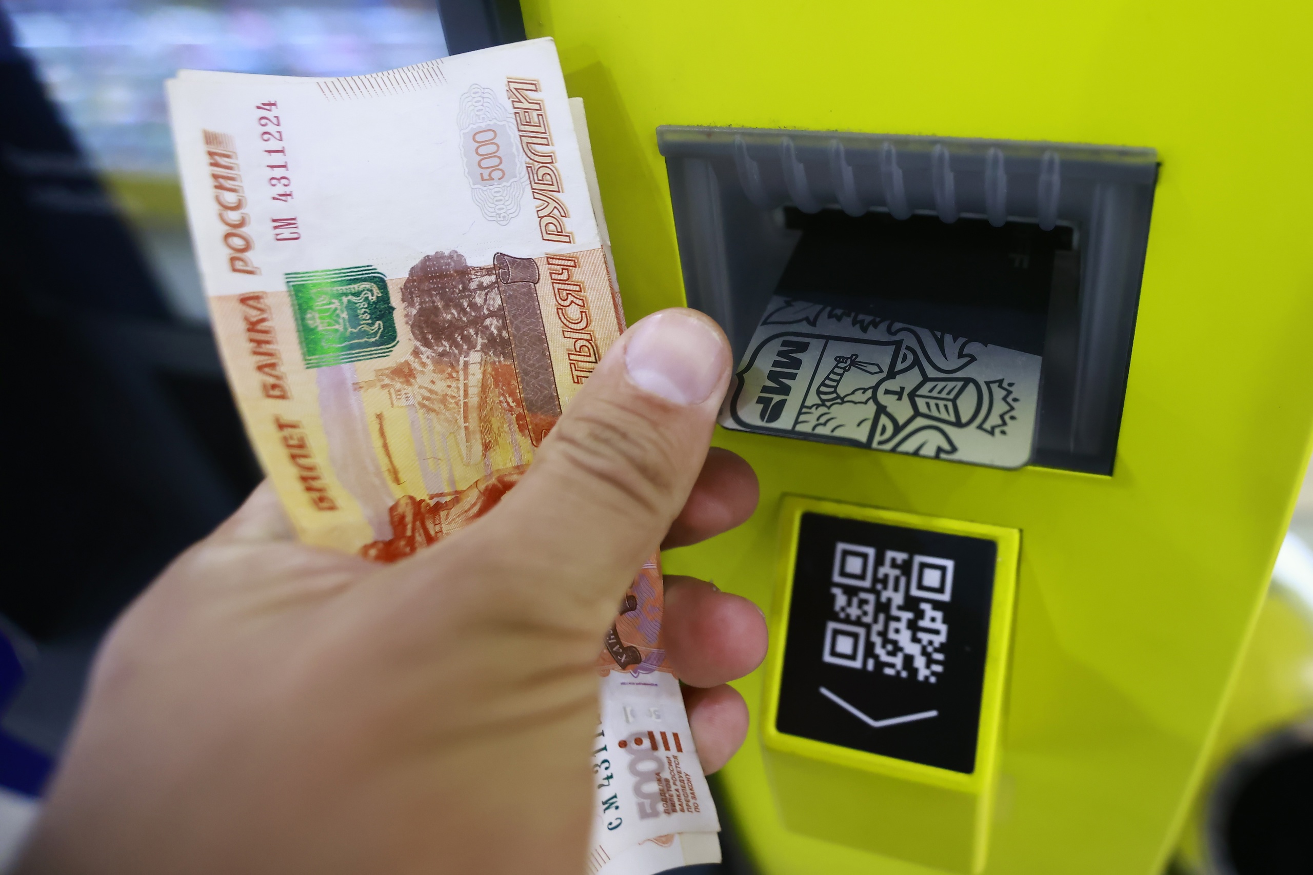 Центробанк усилит контроль за открытием банковских счетов мигрантами