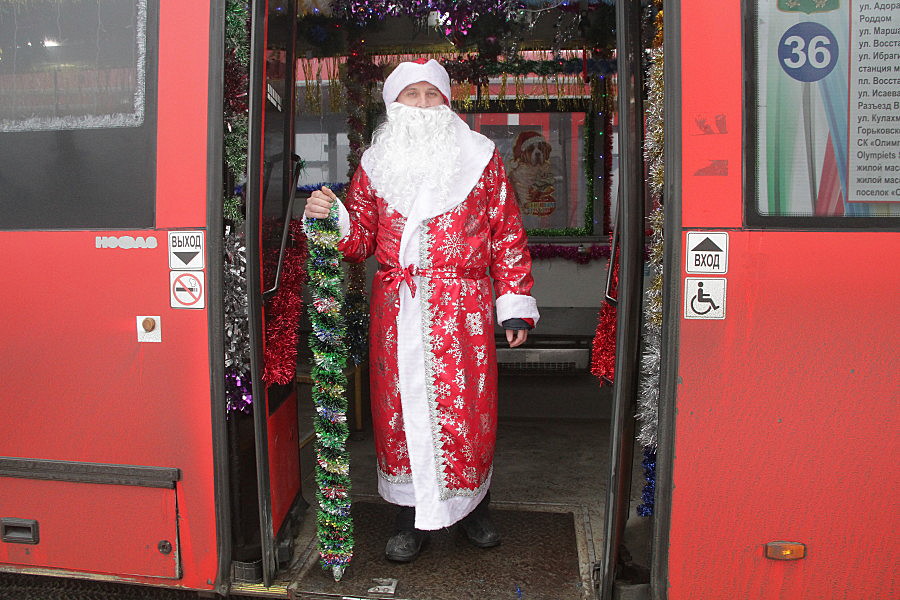 Россиян предупредили о мошенниках в масках Деда Мороза и Снегурочки