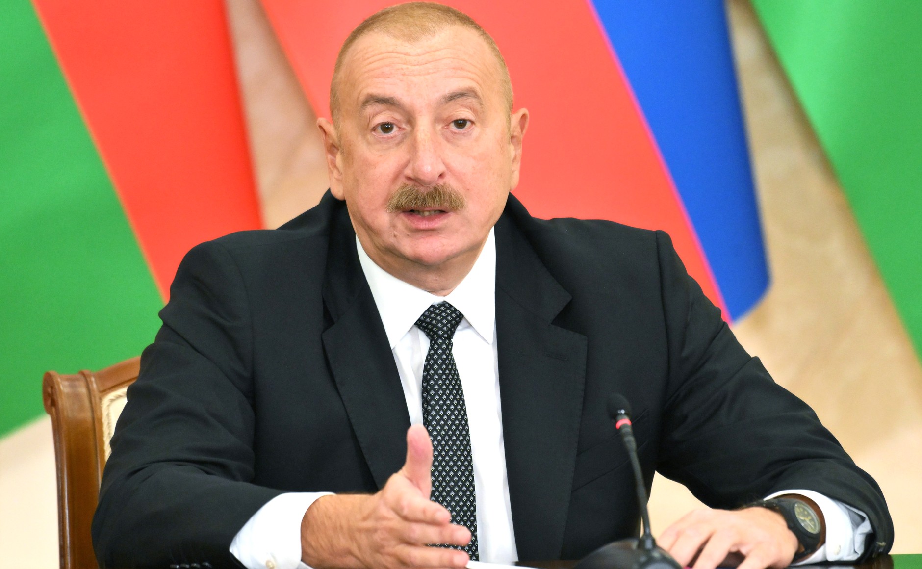 Алиев заявил, что разбившийся самолет получил повреждения из-за обстрела