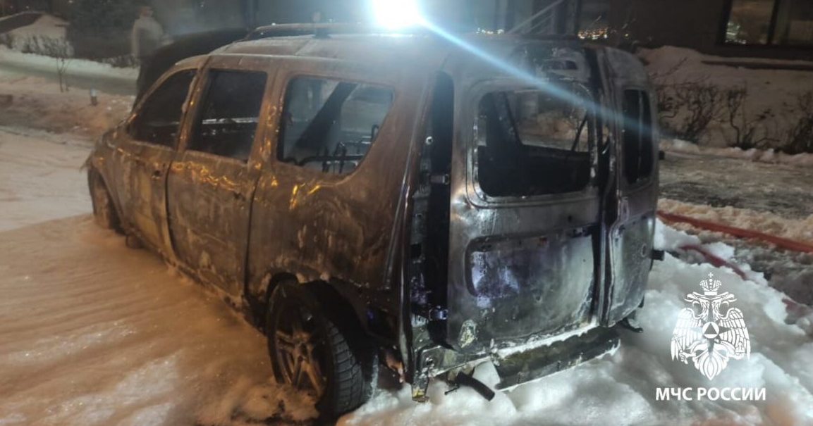 Два автомобиля сгорели в Казани