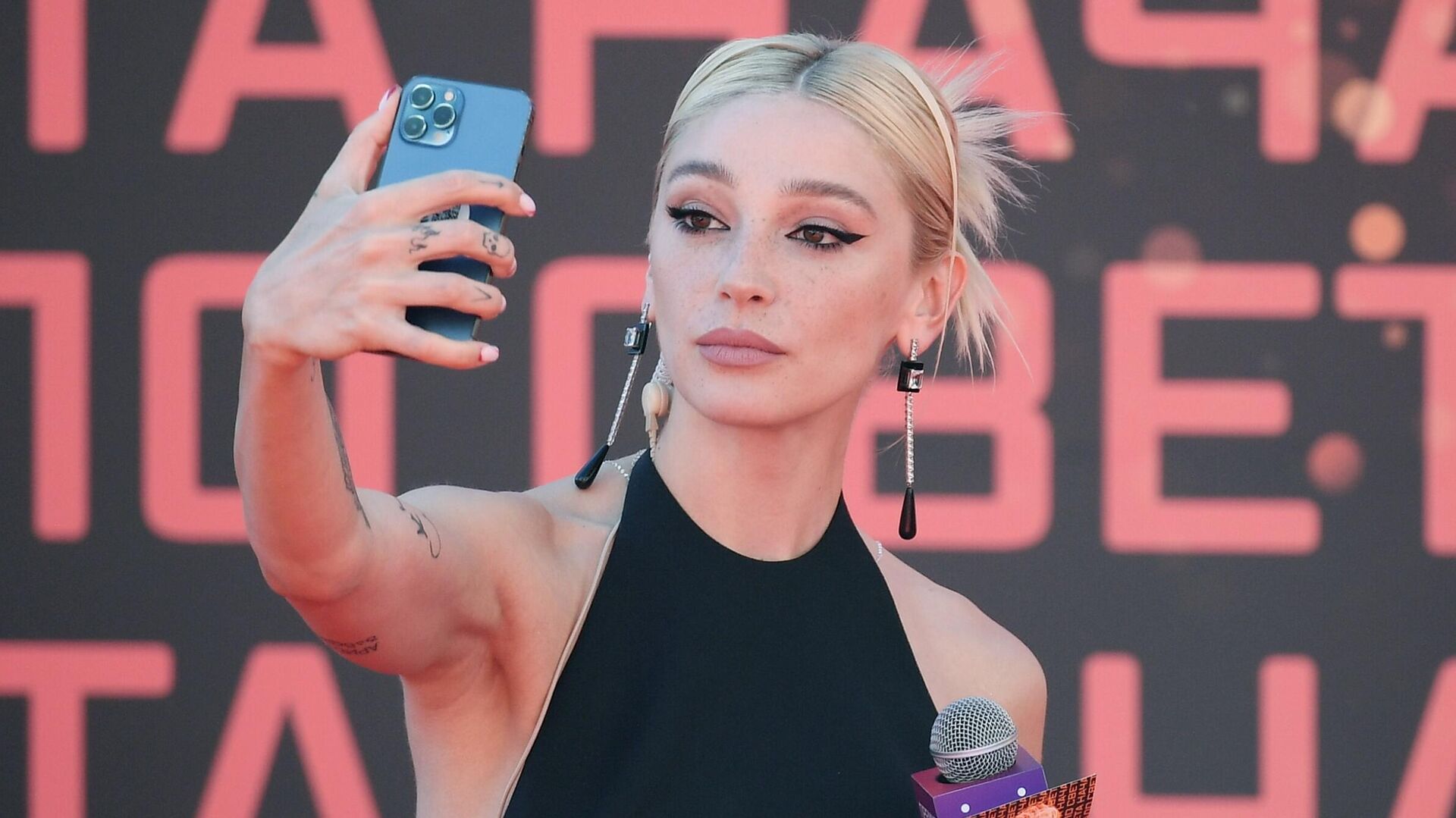 В доме блогера Ивлеевой поймали мужчину с битой