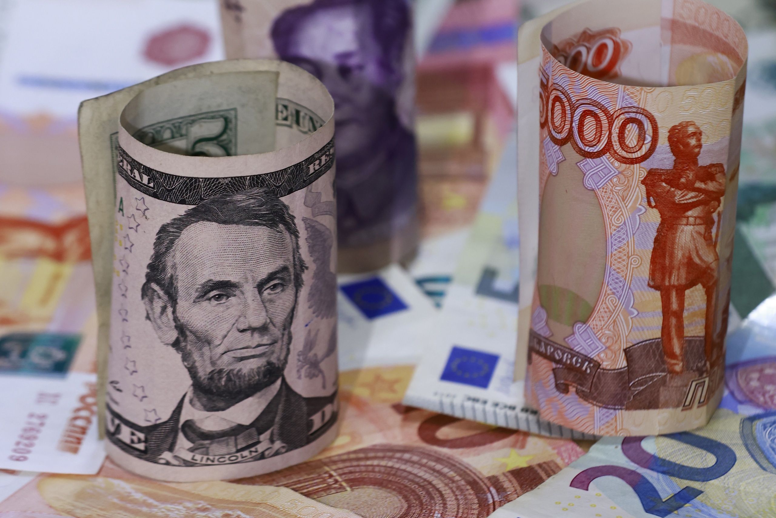 Эксперты: «Курс доллара в первой половине года останется на текущих уровнях»