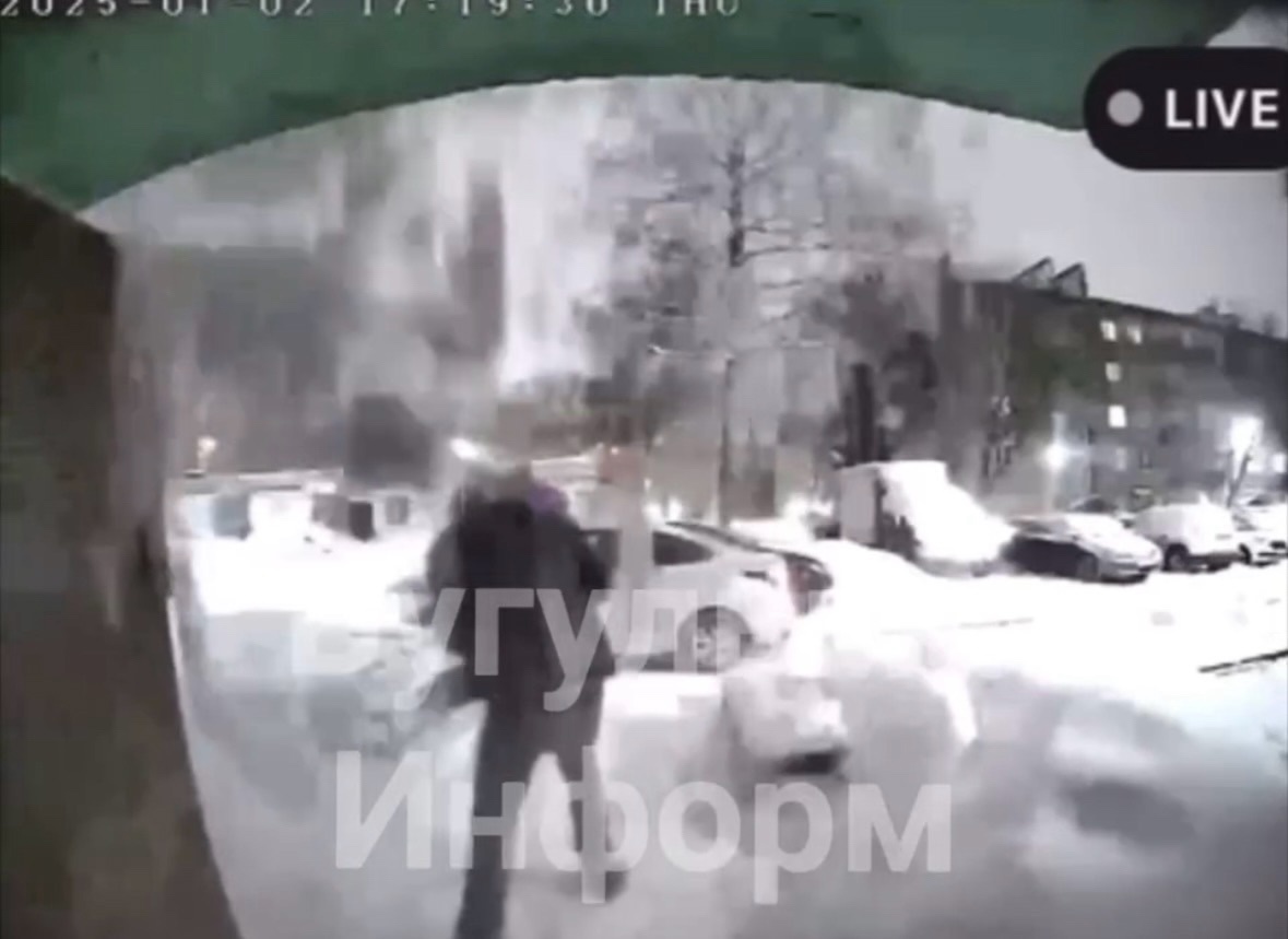 Сошедший снег с крыши чуть не погубил мужчину с ребенком в Татарстане