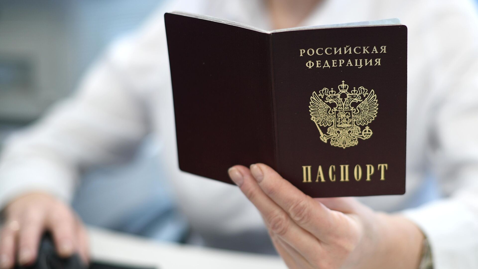 Россиянам напомнили, что в паспорте запрещена отметка о пересечении границы