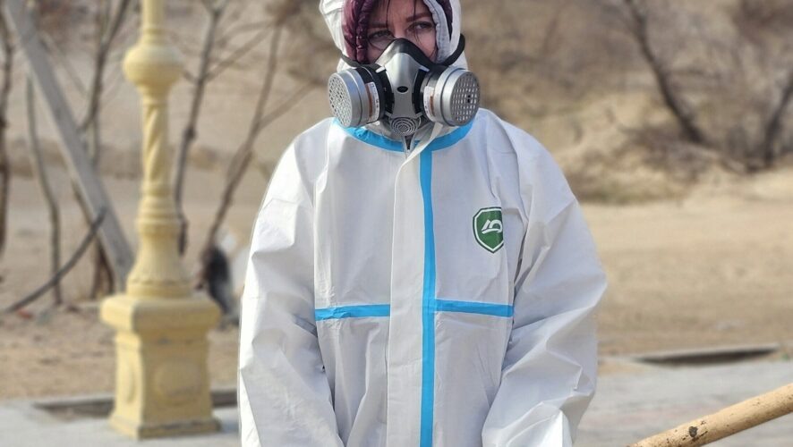 Блогер из Казани отправилась очищать берег Анапы от мазута