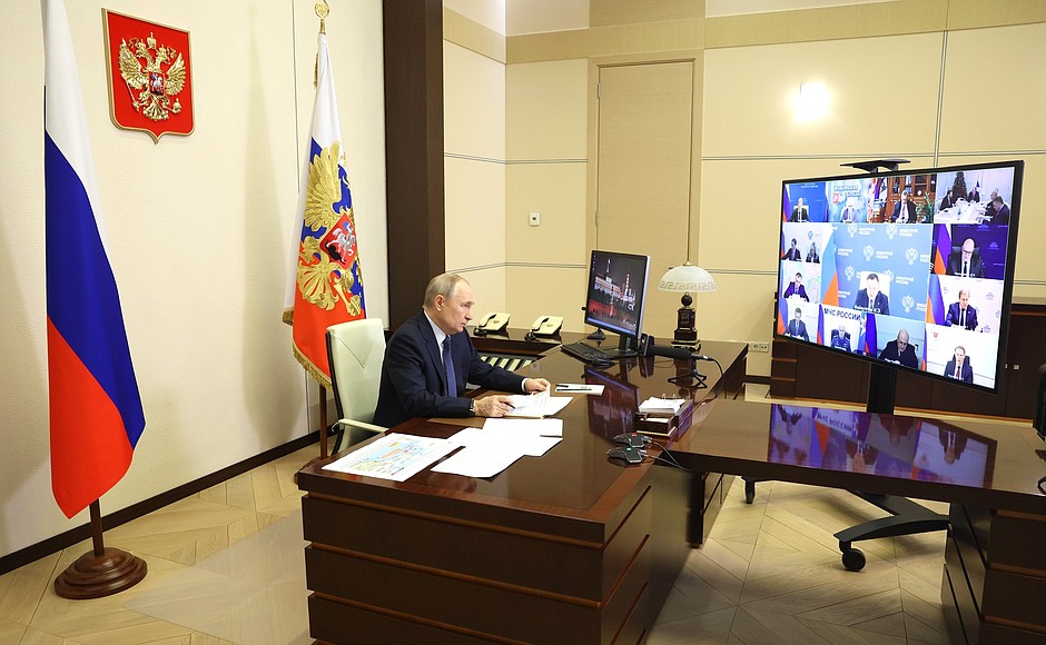 Путин подверг критике ведомства за плохую ликвидацию ЧП с мазутом