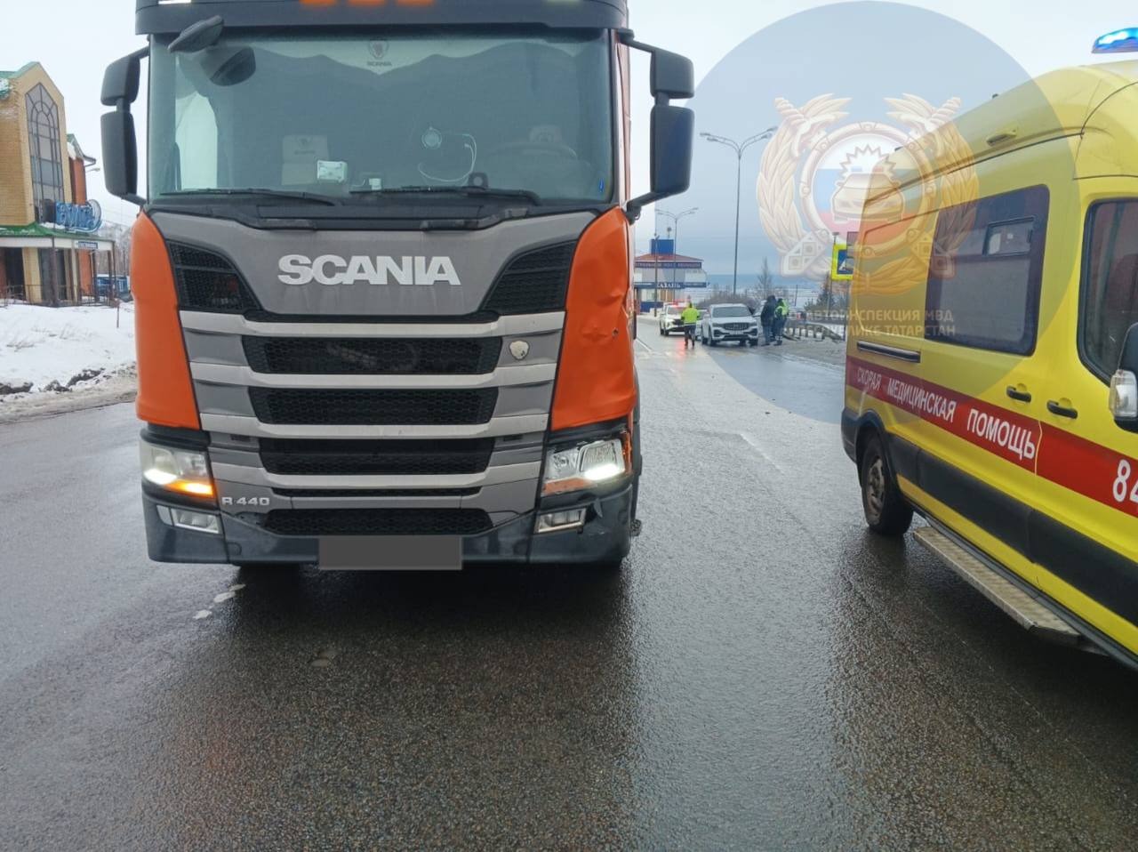 Грузовик сбил мать с дочкой на пешеходном переходе на трассе М-7 в Татарстане