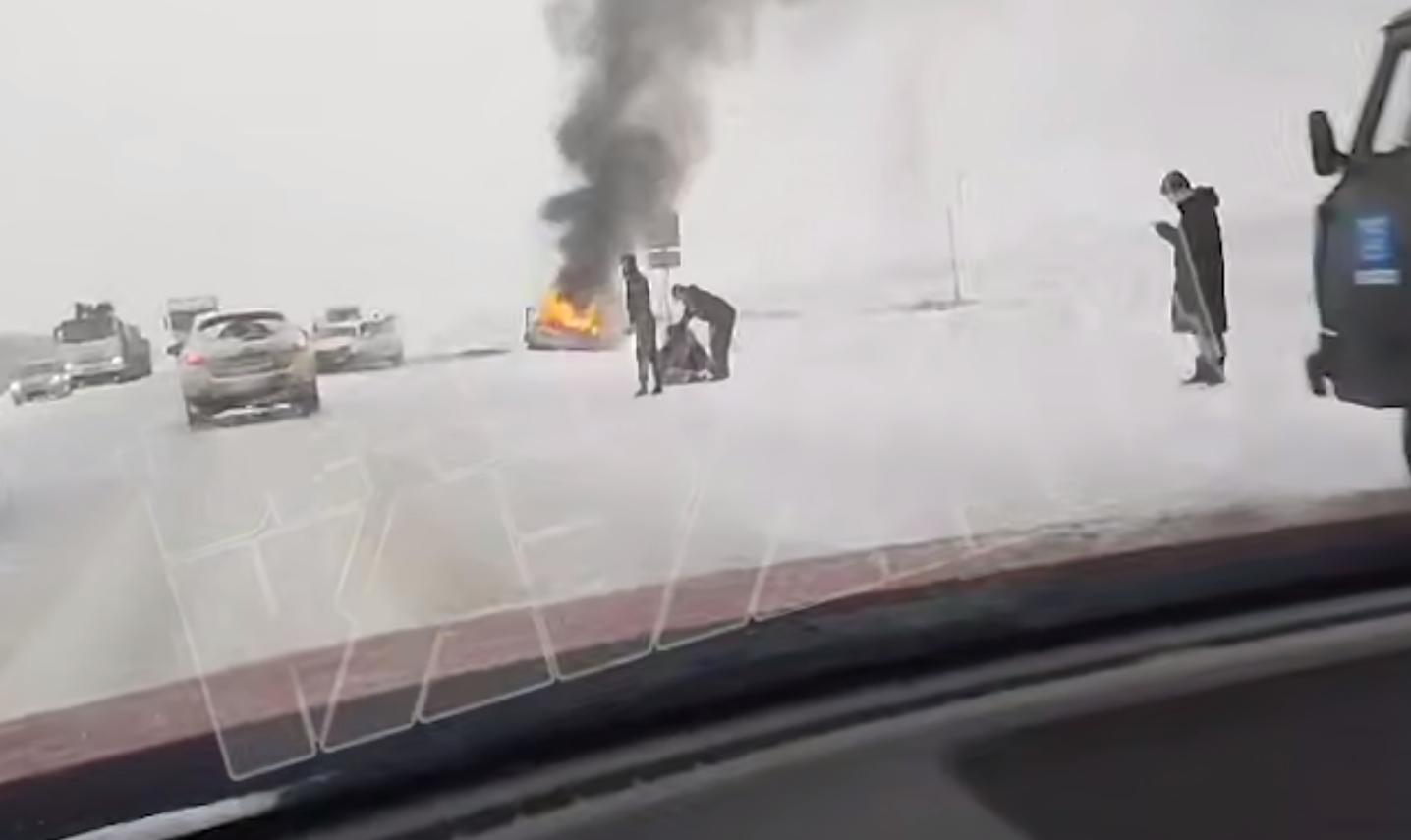 В горящем ДТП на трассе под Казанью пострадали три человека