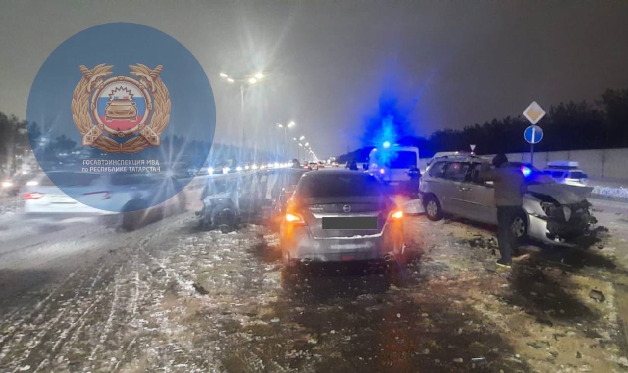При столкновении 4 авто на Оренбургском тракте в Казани погибла женщина