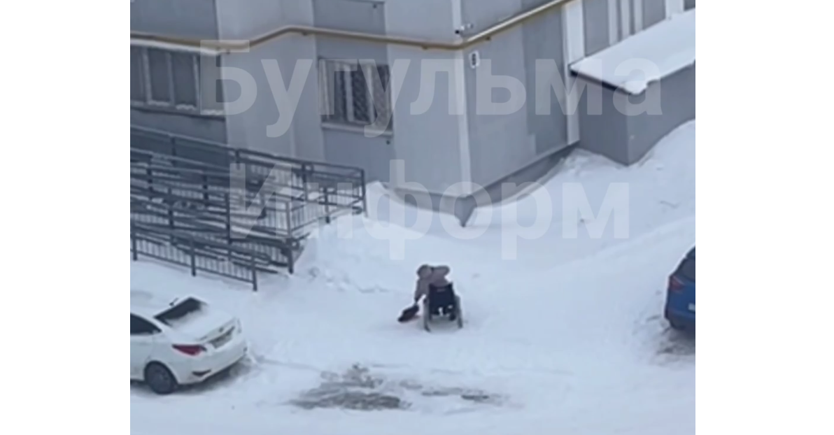 В Бугульме инвалид на кресле начал сам чистить от снега дорожку к пандусу дома