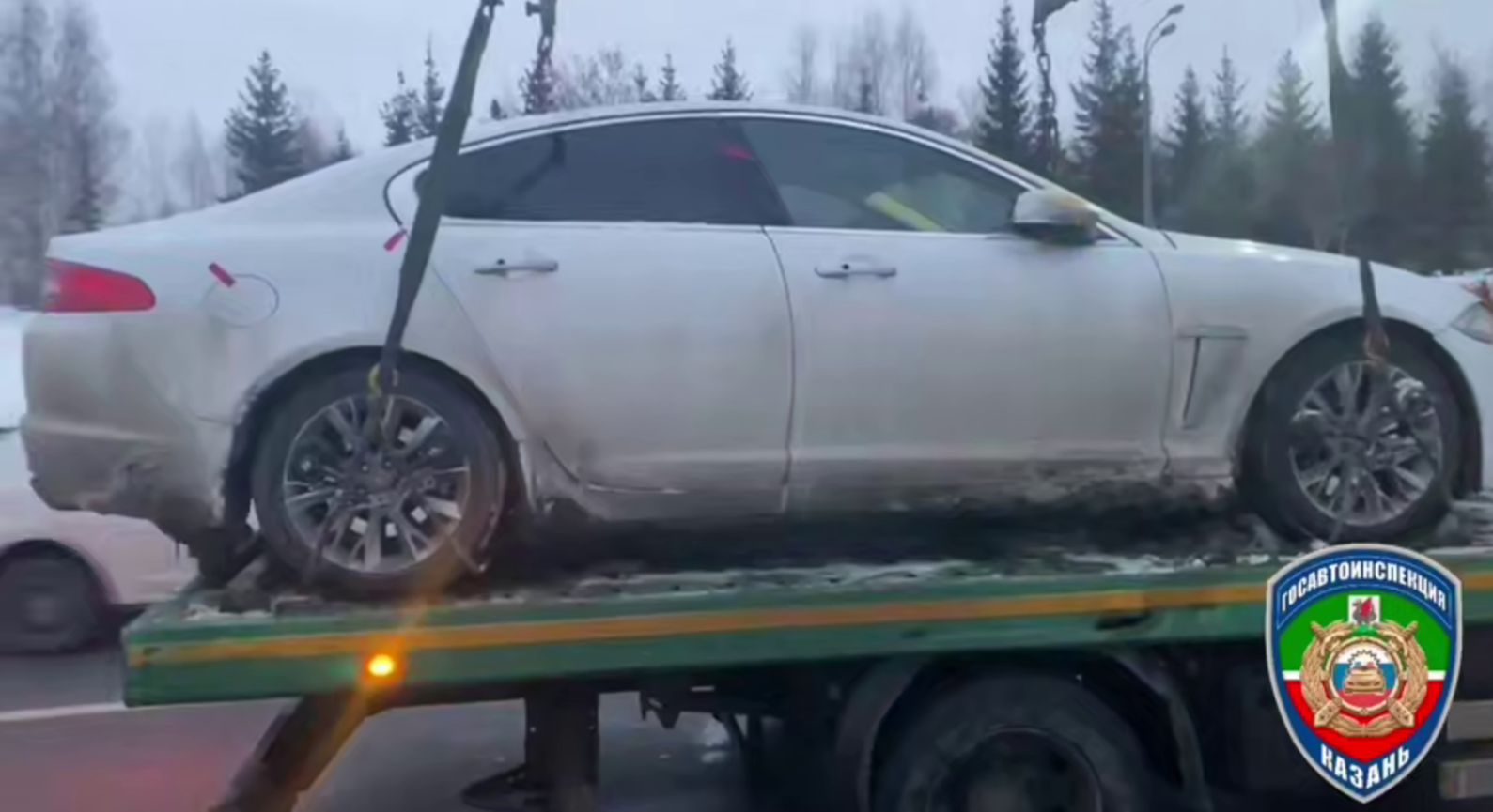 Судебные приставы забрали Jaguar у водителя с долгами в 1,8 миллиона рублей