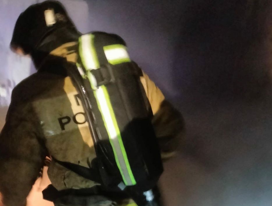 Пожарные спасли пенсионеров из горящей квартиры в Татарстане