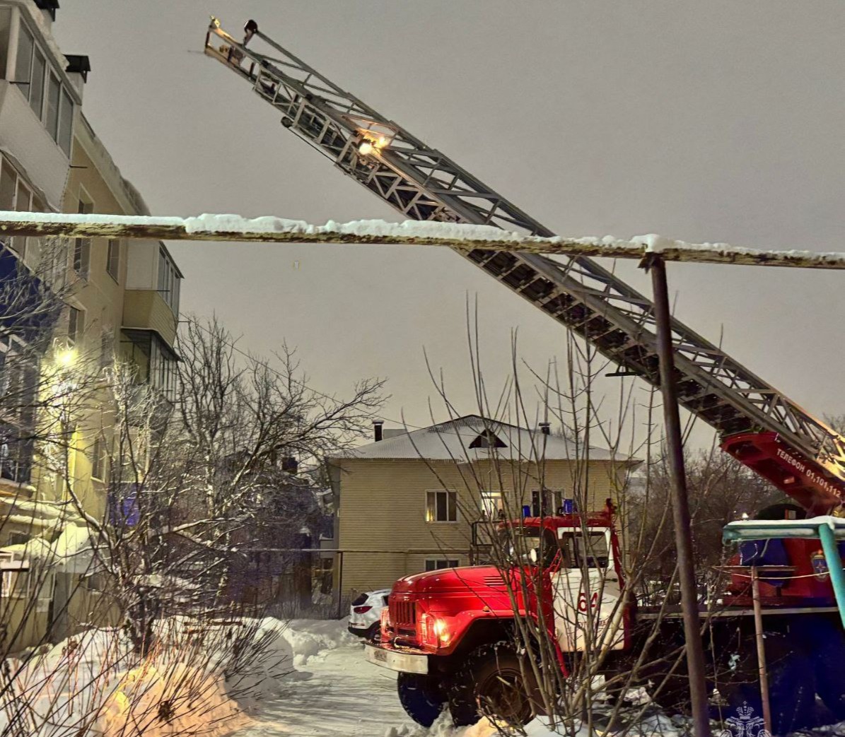 В Бугульме укрывавшуюся в ванной от дыма бабушку спасли пожарные