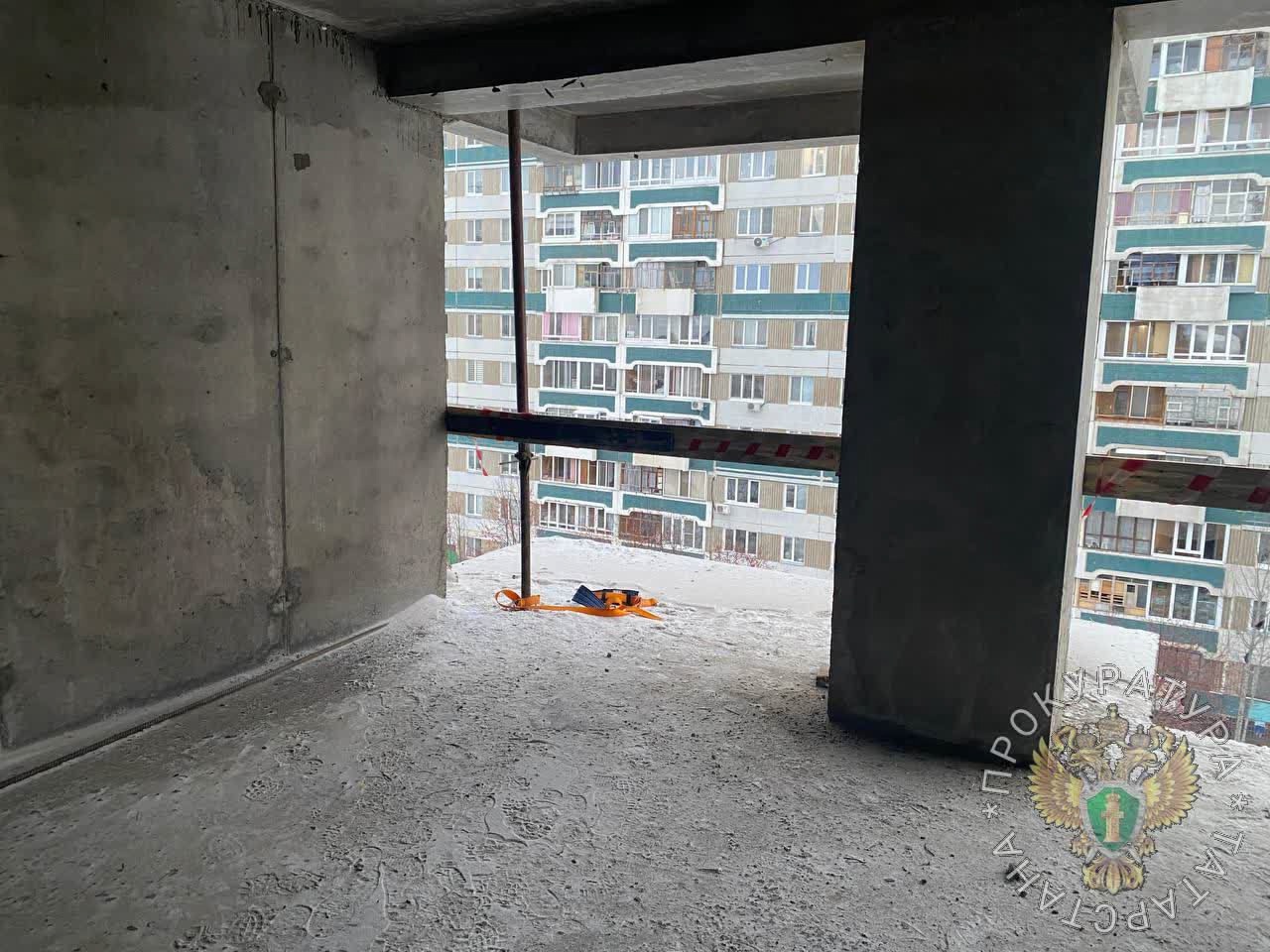 В Челнах с 6-го этажа строящегося здания упал рабочий