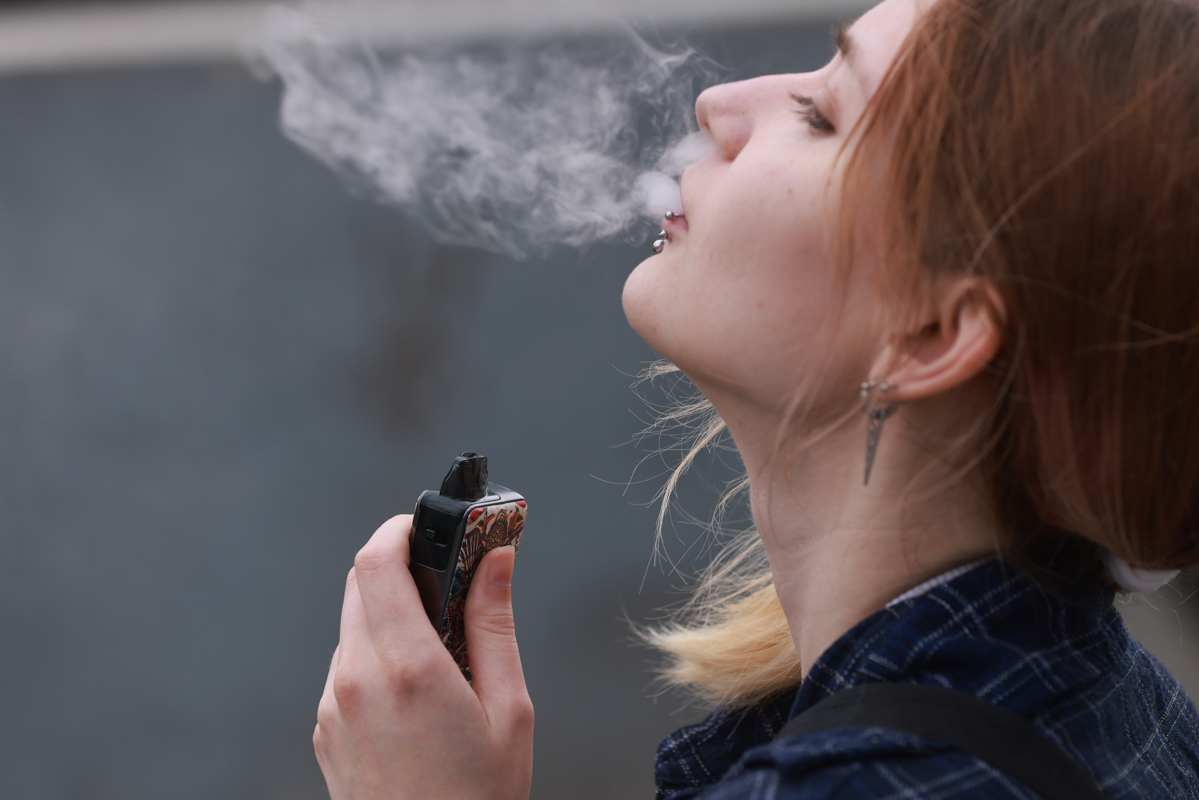 Госдума приняла закон о штрафах до 2 млн рублей за продажу детям вейпов
