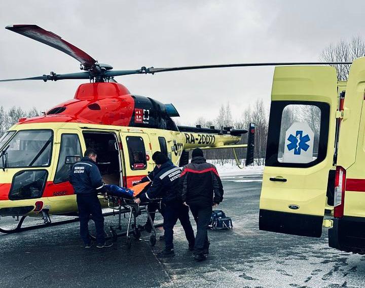 Разбившуюся в Кукморском районе лыжницу на вертолете доставили в РКБ