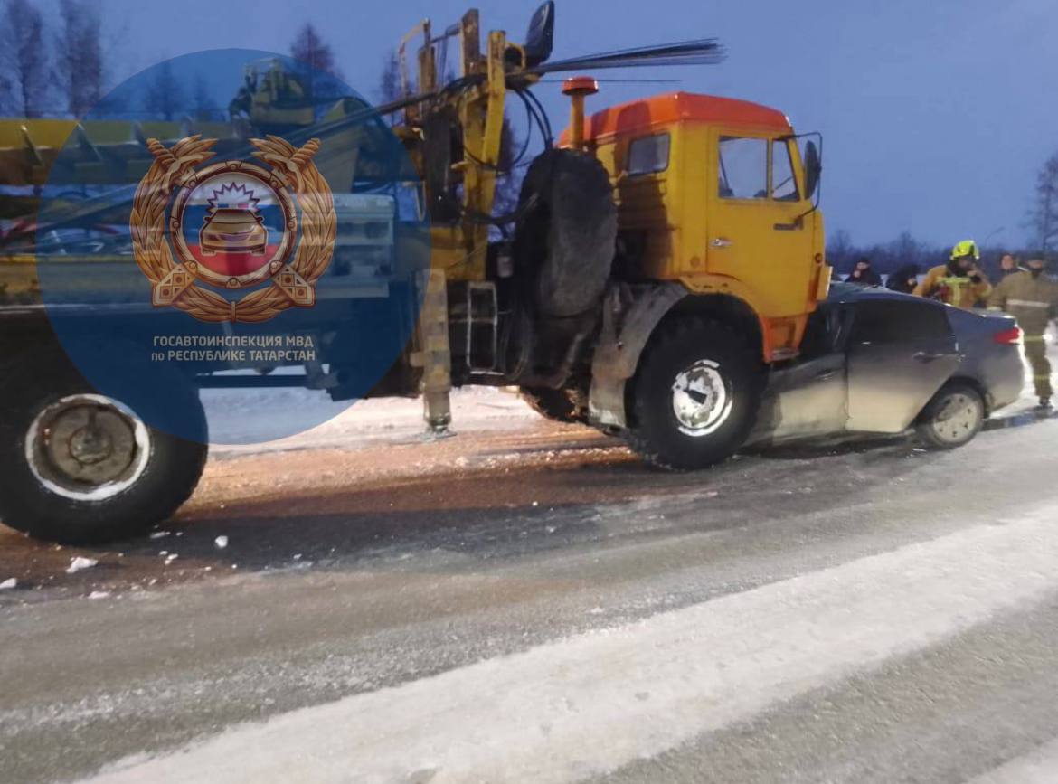 Водитель погиб в страшном ДТП с КАМАЗом на трассе в Татарстане