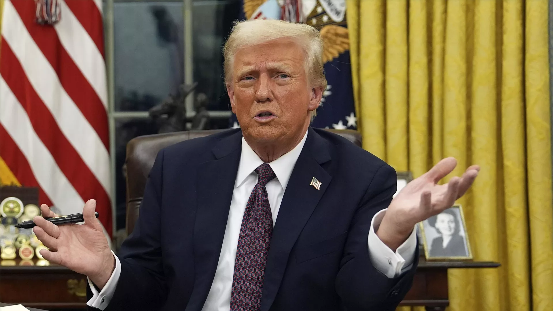 В администрации Трампа начались первые разногласия, грозящие расколом