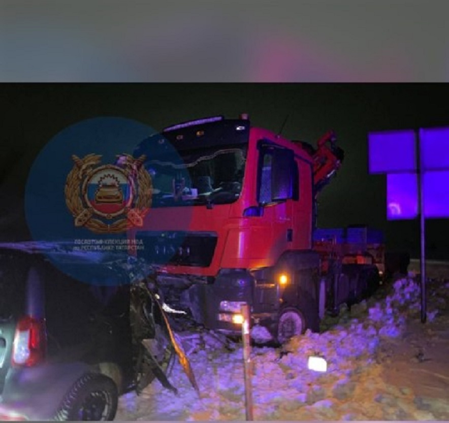 При столкновении легковушки с грузовиком в Татарстане погиб водитель