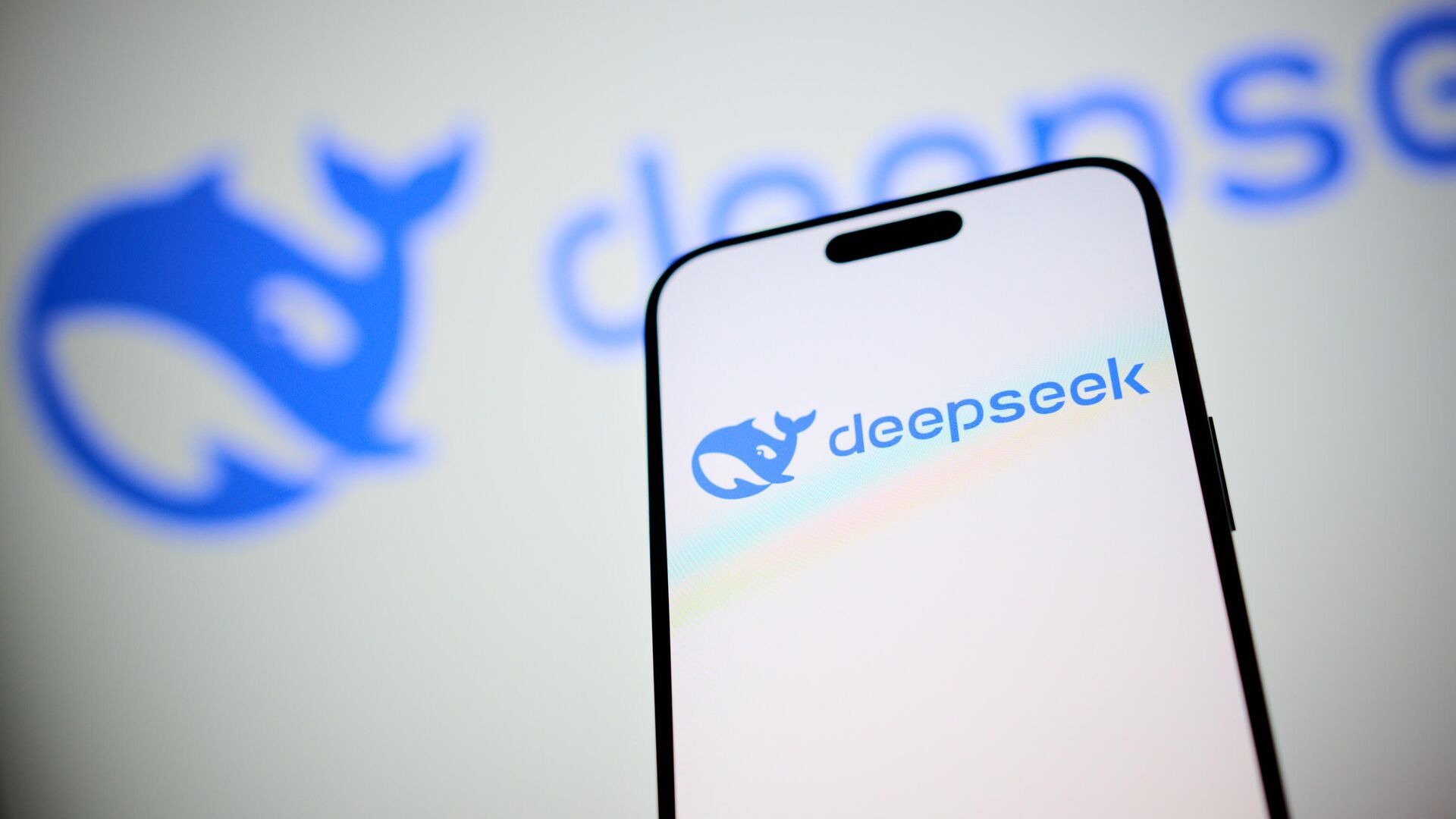 Китайская нейросеть DeepSeek стала самой доступной в мире, заявил Хайруллин
