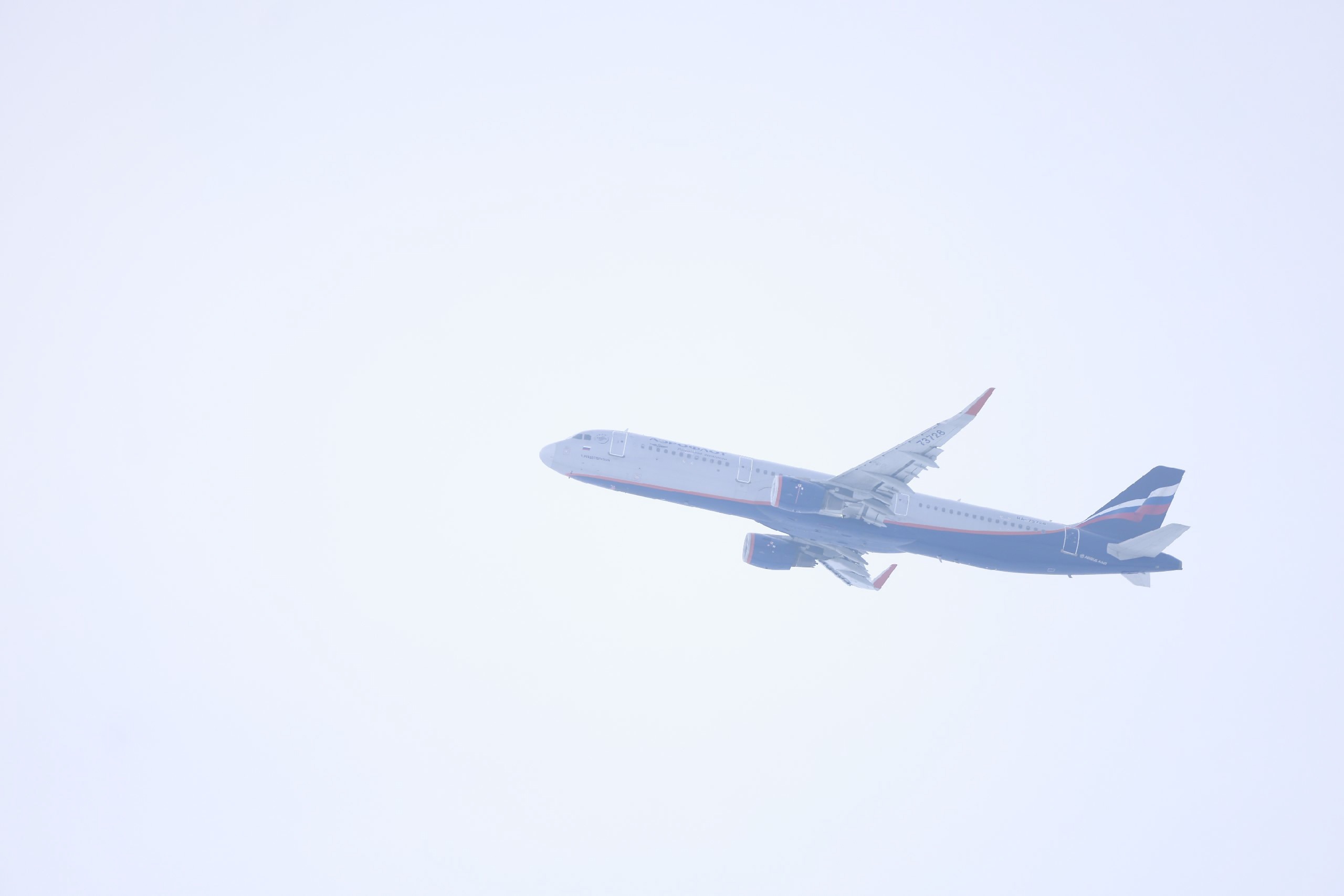 Летевший из Дубая в Москву самолет подал сигнал бедствия над Каспийским морем