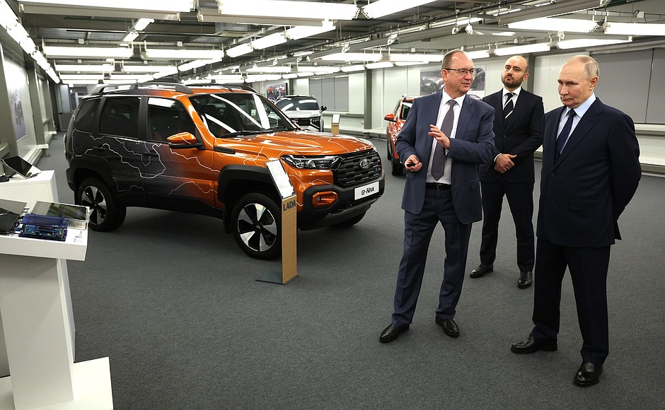 Чиновники отреагировали на инициативу Путина ездить на российских авто