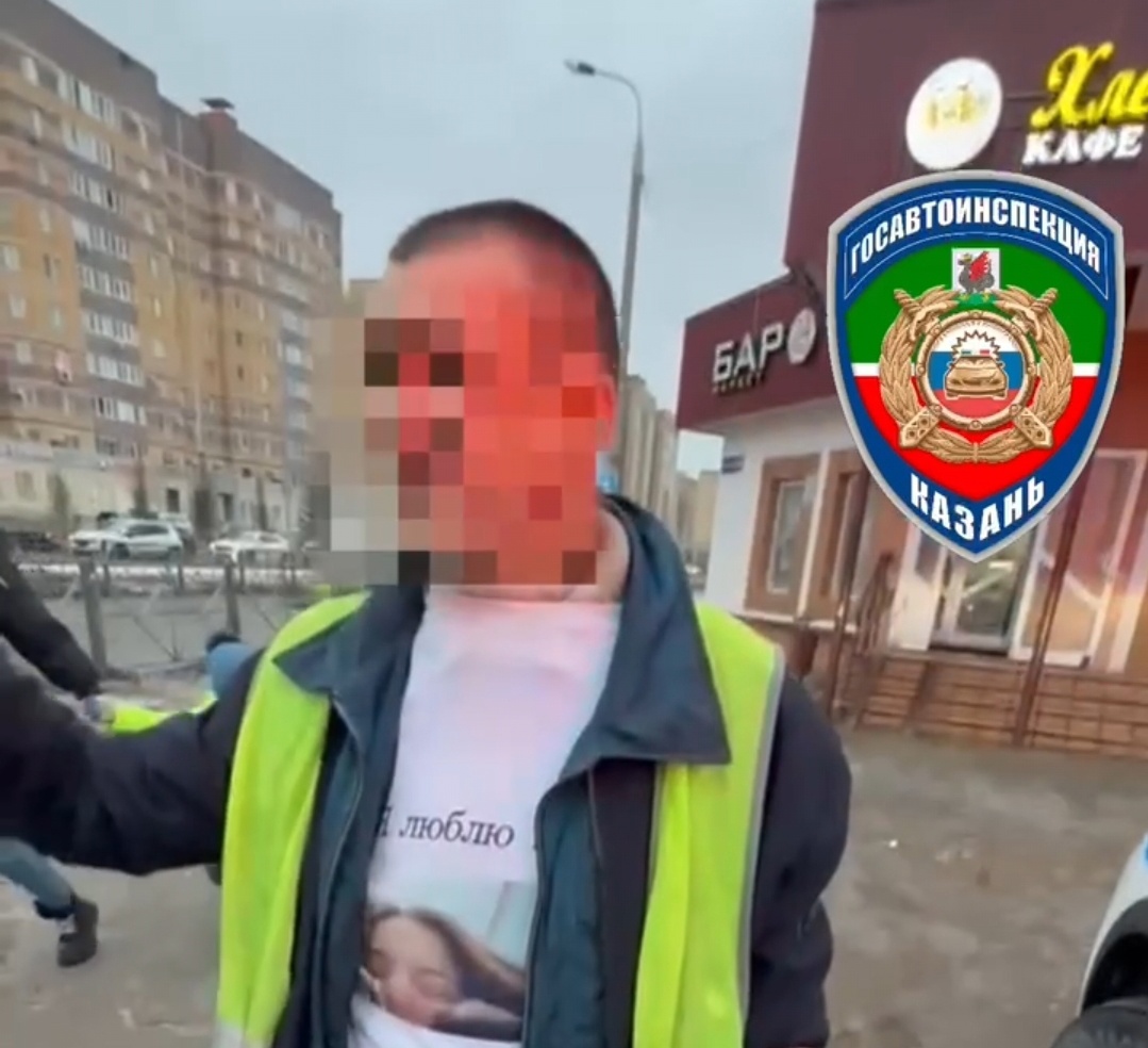 Казанец взял жилет регулировщика у незнакомца и встал на перекресток