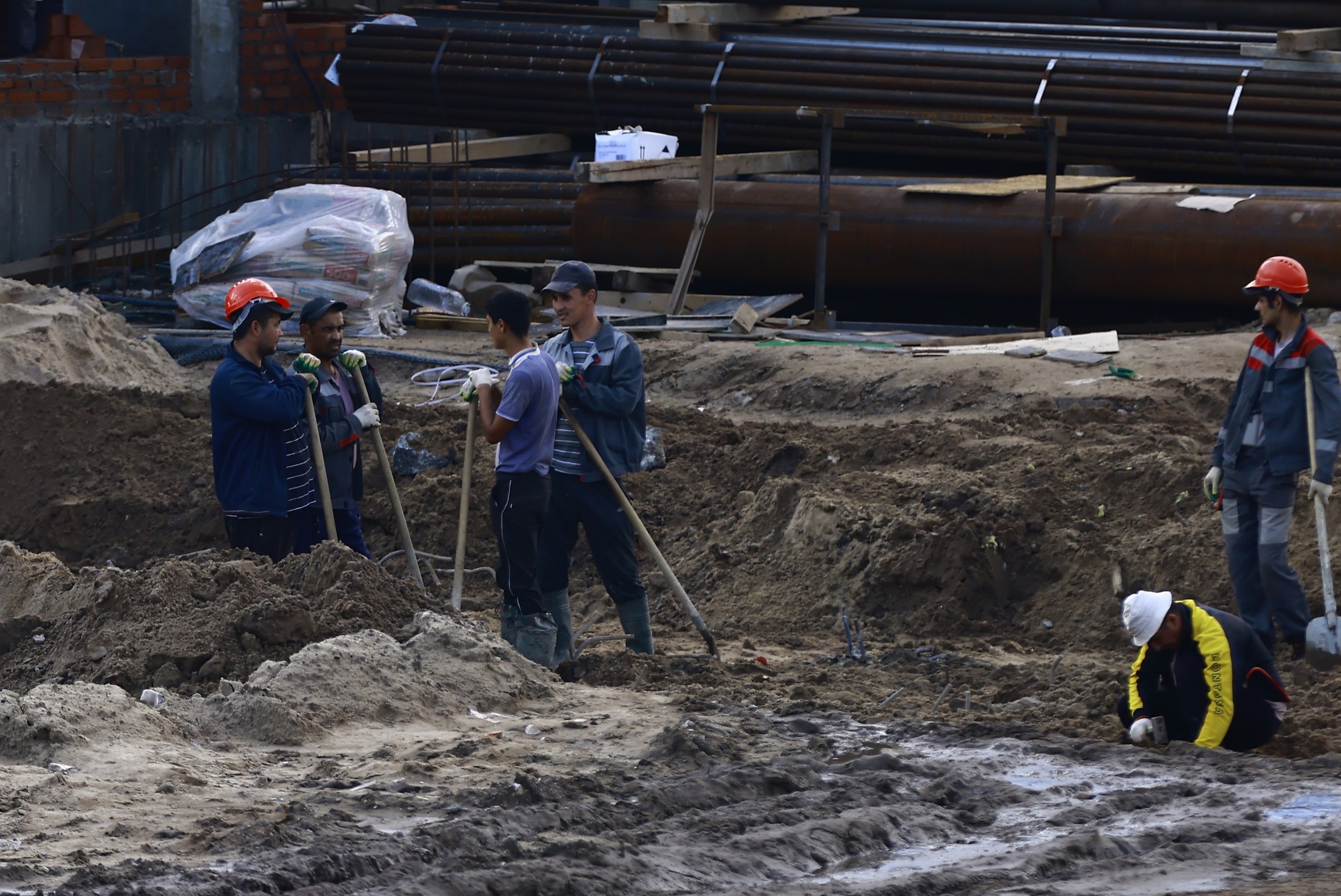 Мигрантов в Татарстане теснят из такси на стройки